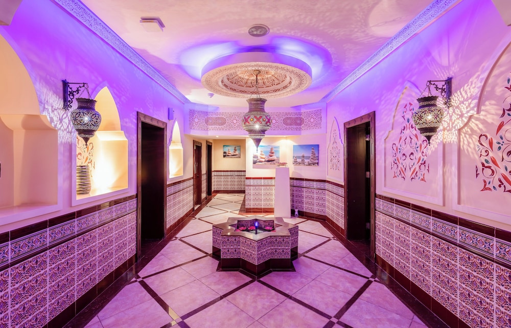 Holiday Inn Al Qasr 24/50