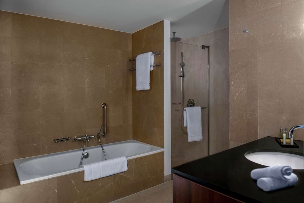 غرفة ديلوكس بسريرين منفصلين، Hilton Beirut Downtown 5/9