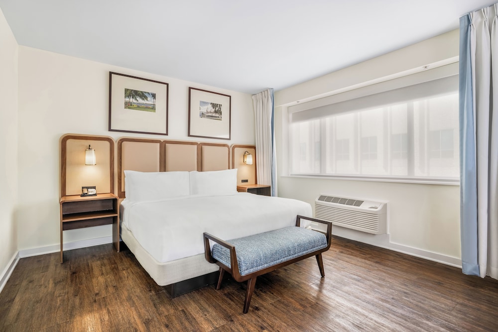 DELUXE, KING BED