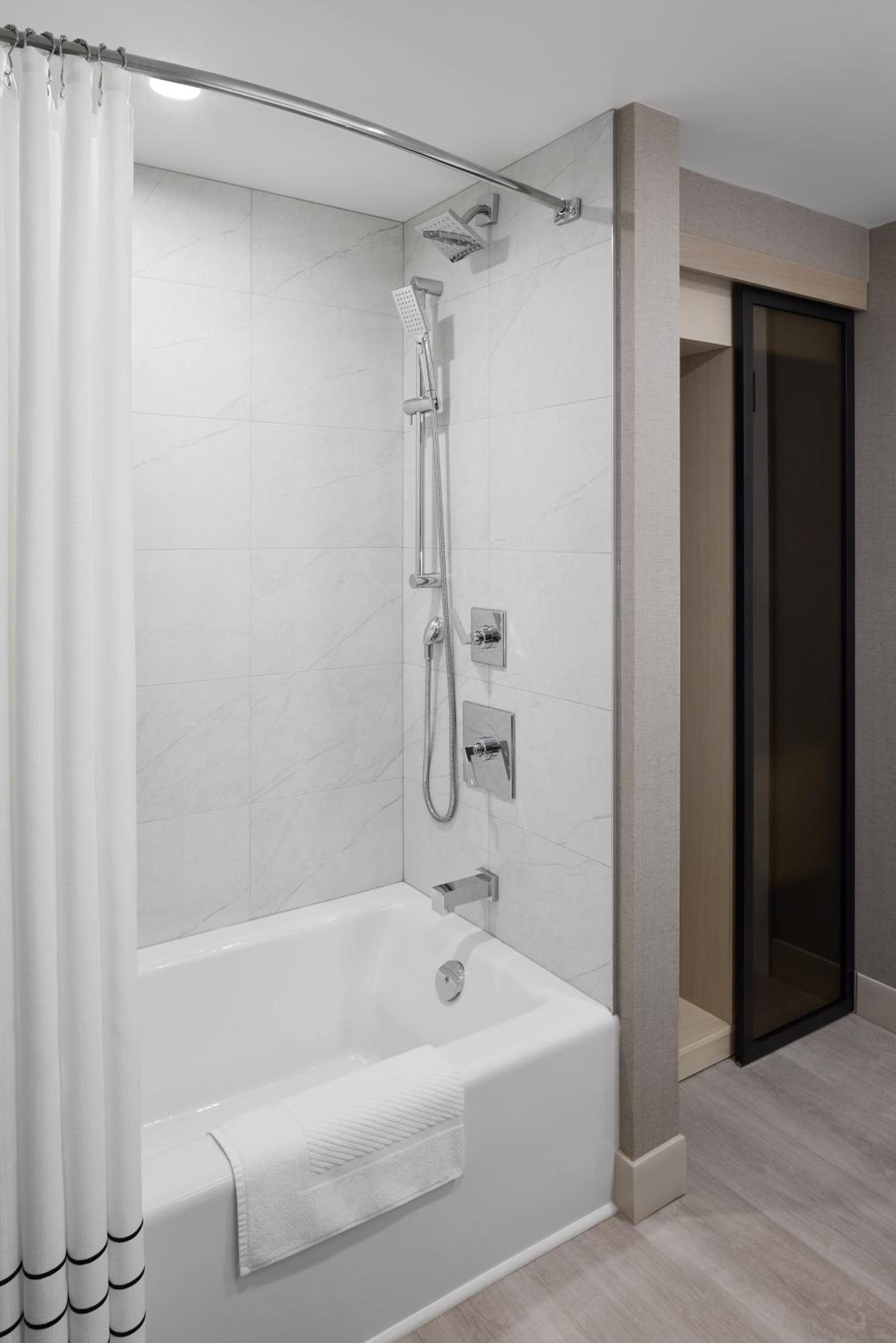 غرفة بسريرين كوين، Toronto Airport Marriott 14/17