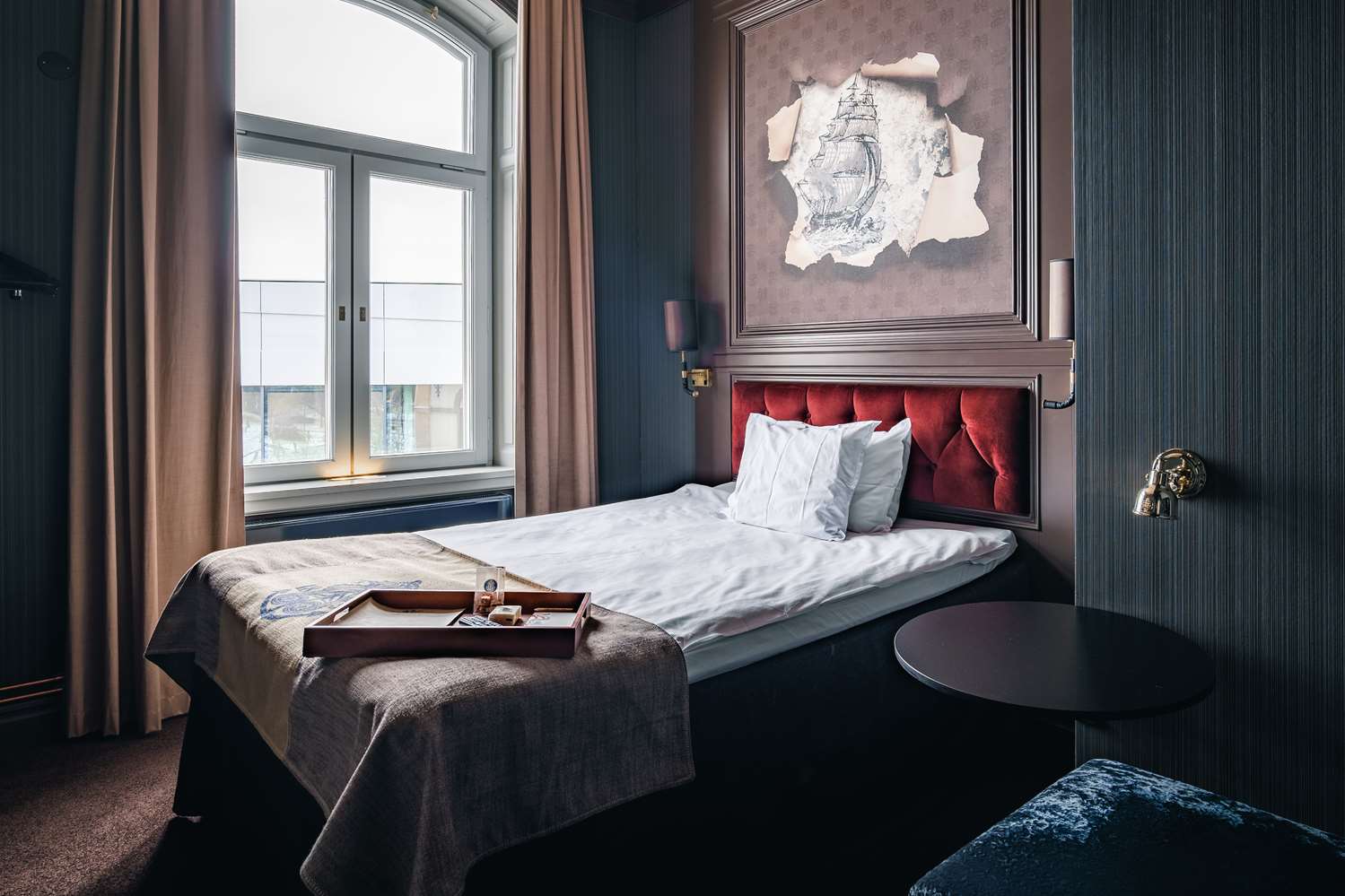 Super, Queen Bed