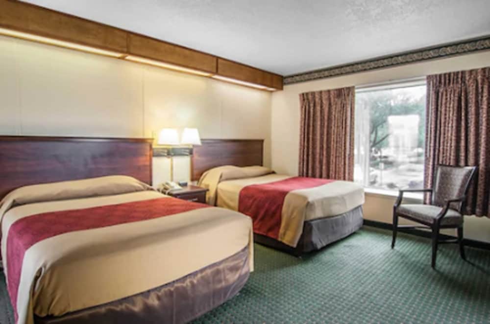 Econo Lodge Convention Center 7/39