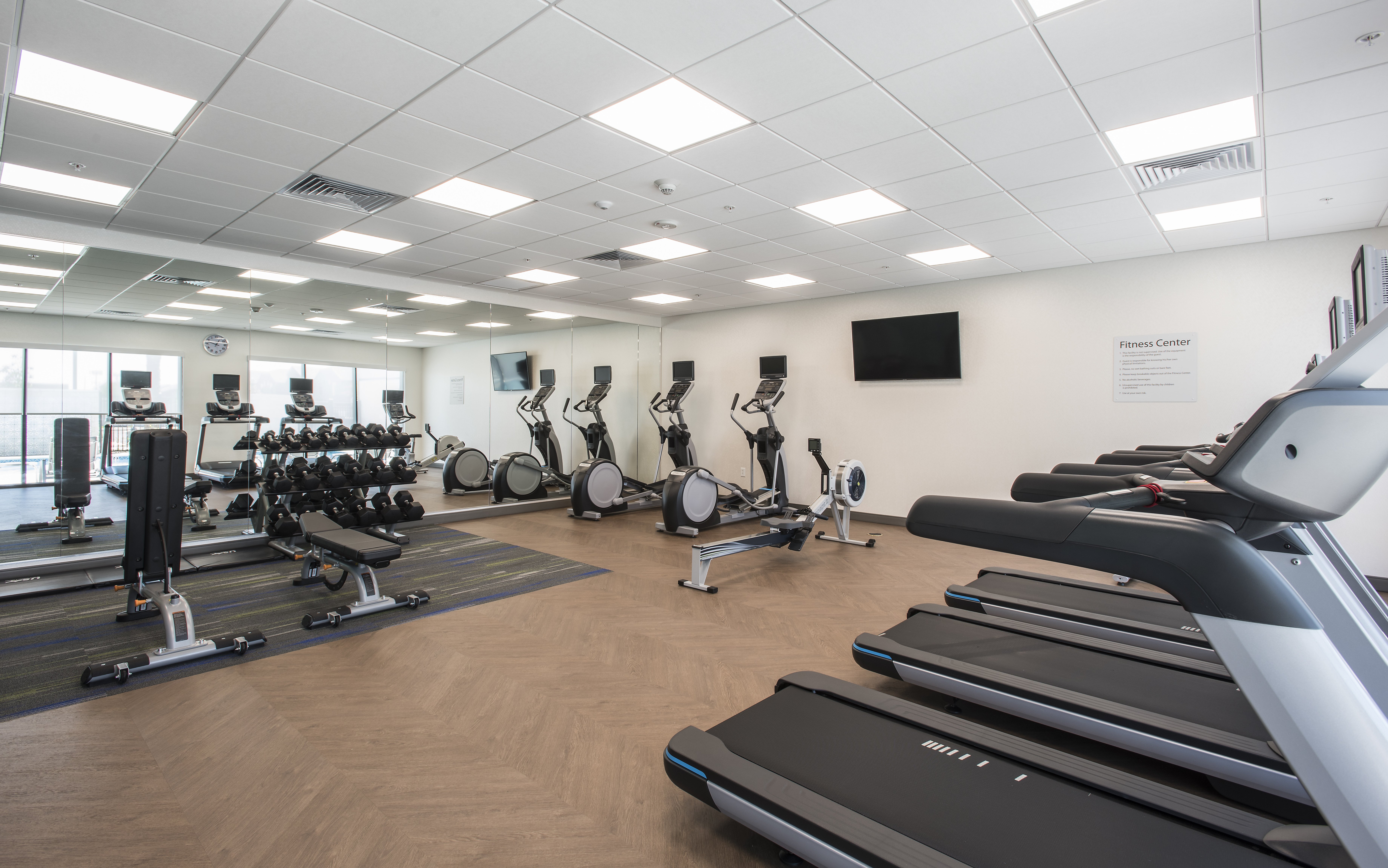 Holiday Inn Express and Suites Phoenix North Happy Valley an IHG Hotel 36/64