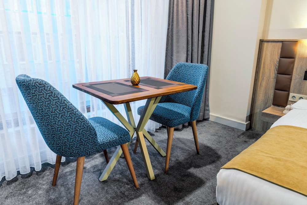 Roys Hotel & Suites 34/50