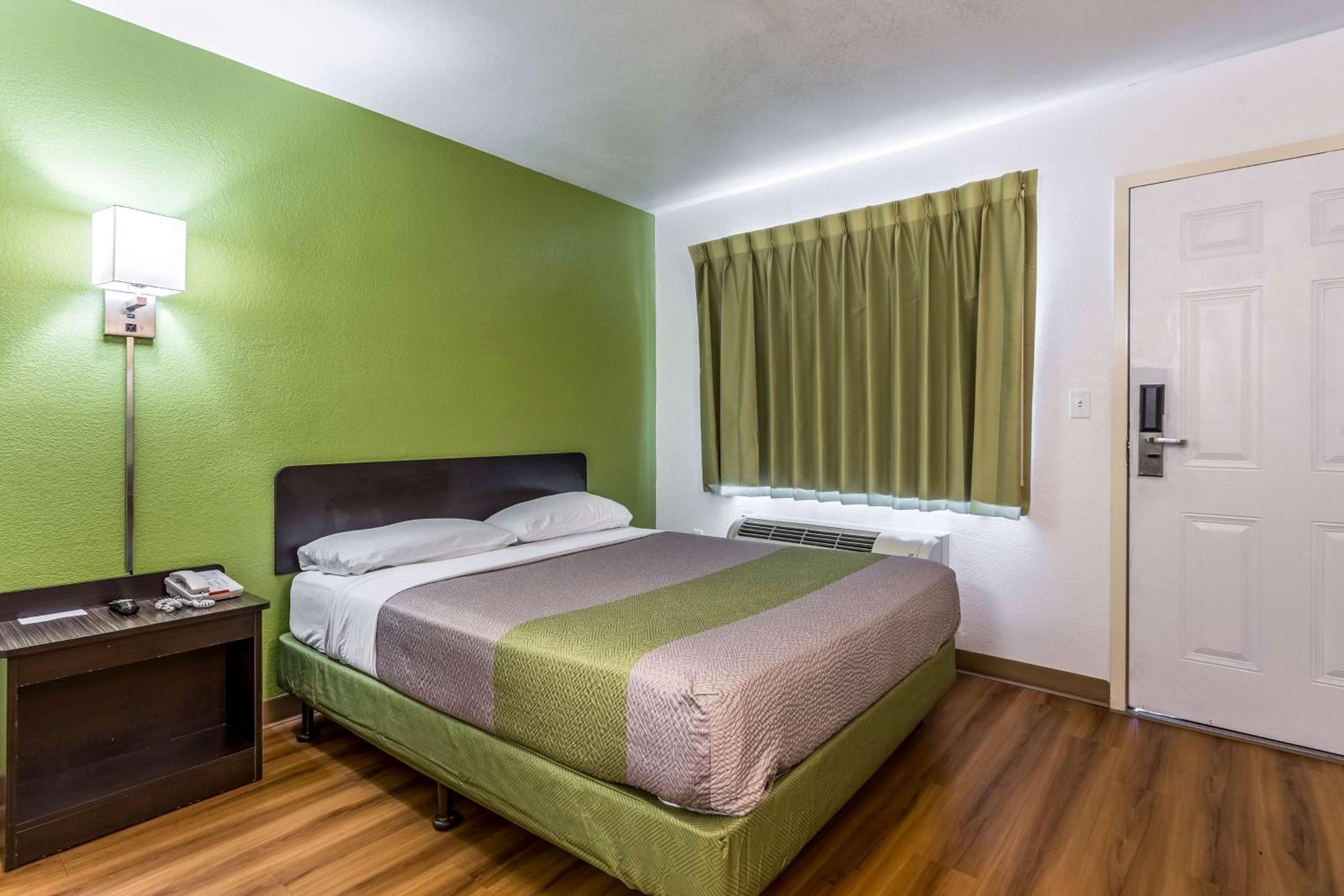 ROOM, QUEEN BED