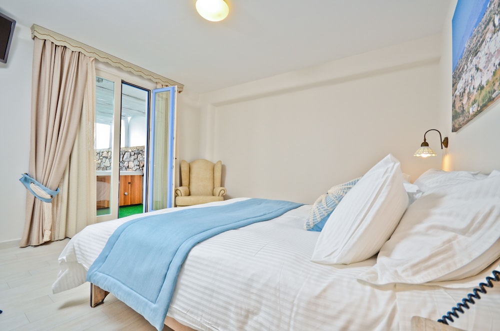 Naxos Island Hotel 26/74