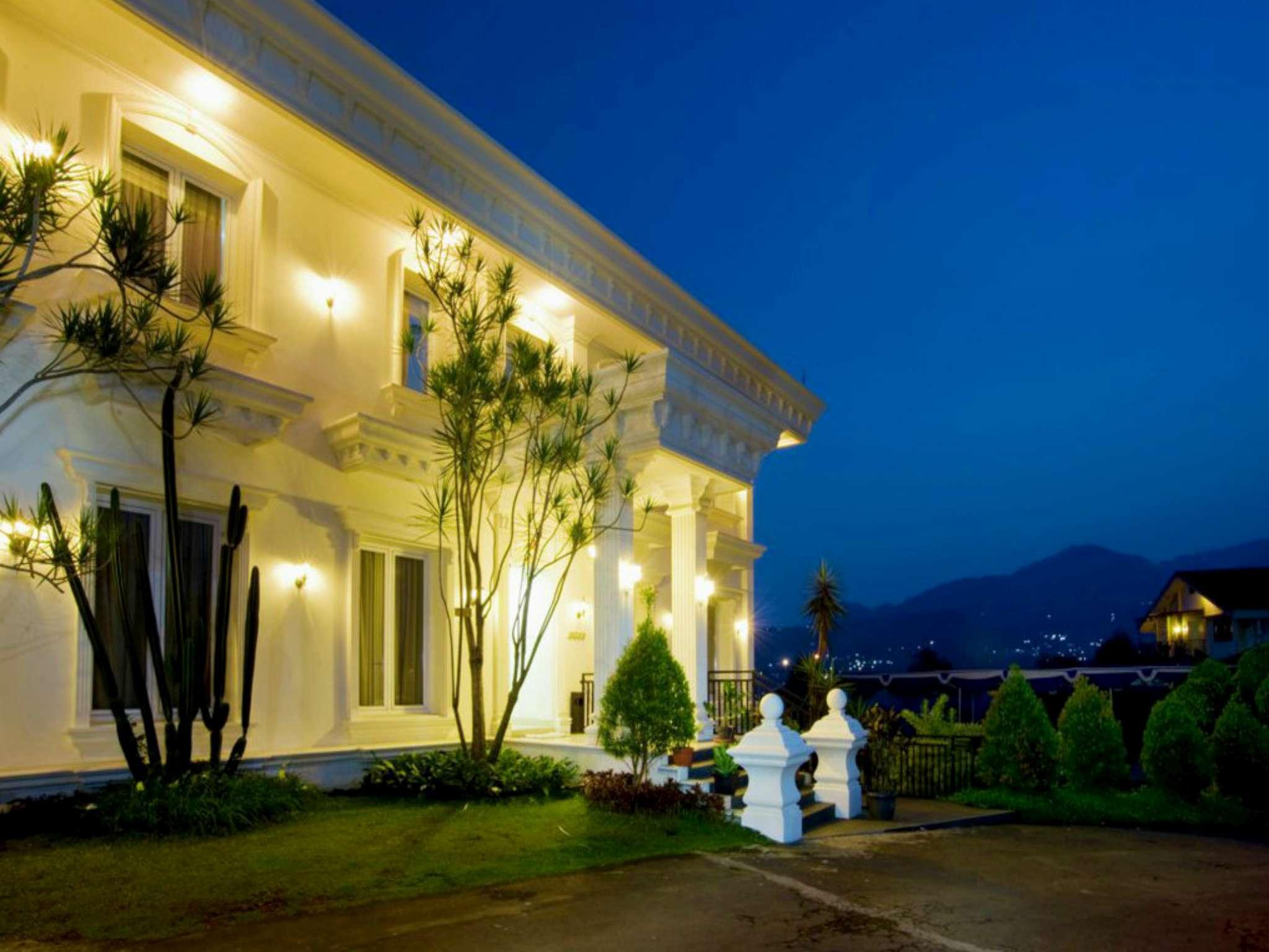 Rizen Premiere Hotel 2/28