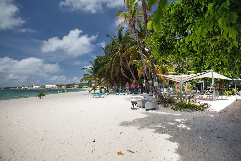 Hotel Cocoplum Beach 71/73