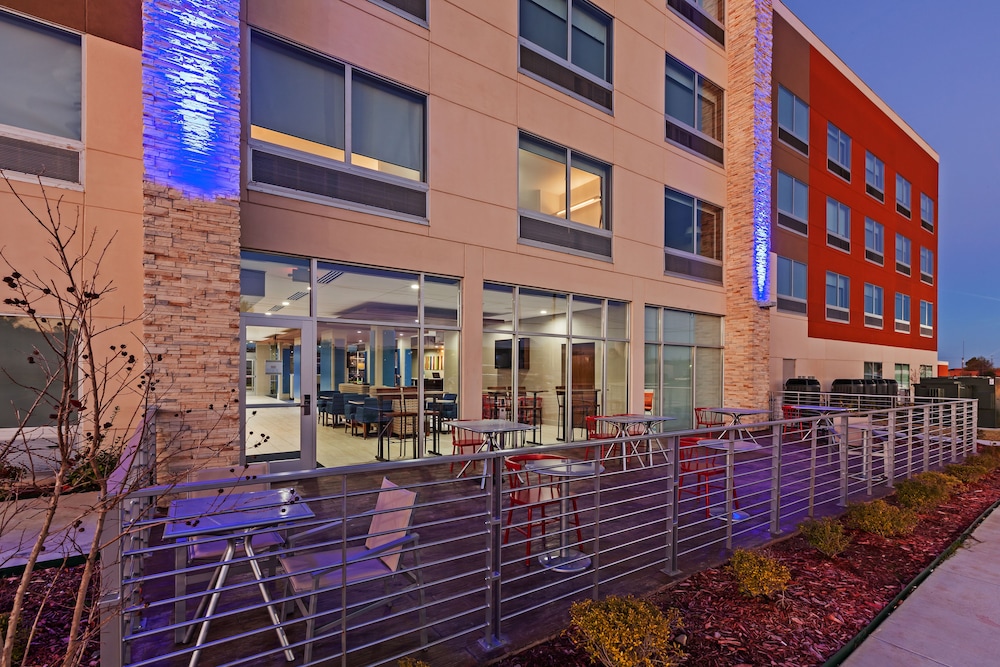 Holiday Inn Express Suites Tulsa West Sand Springs 1/52