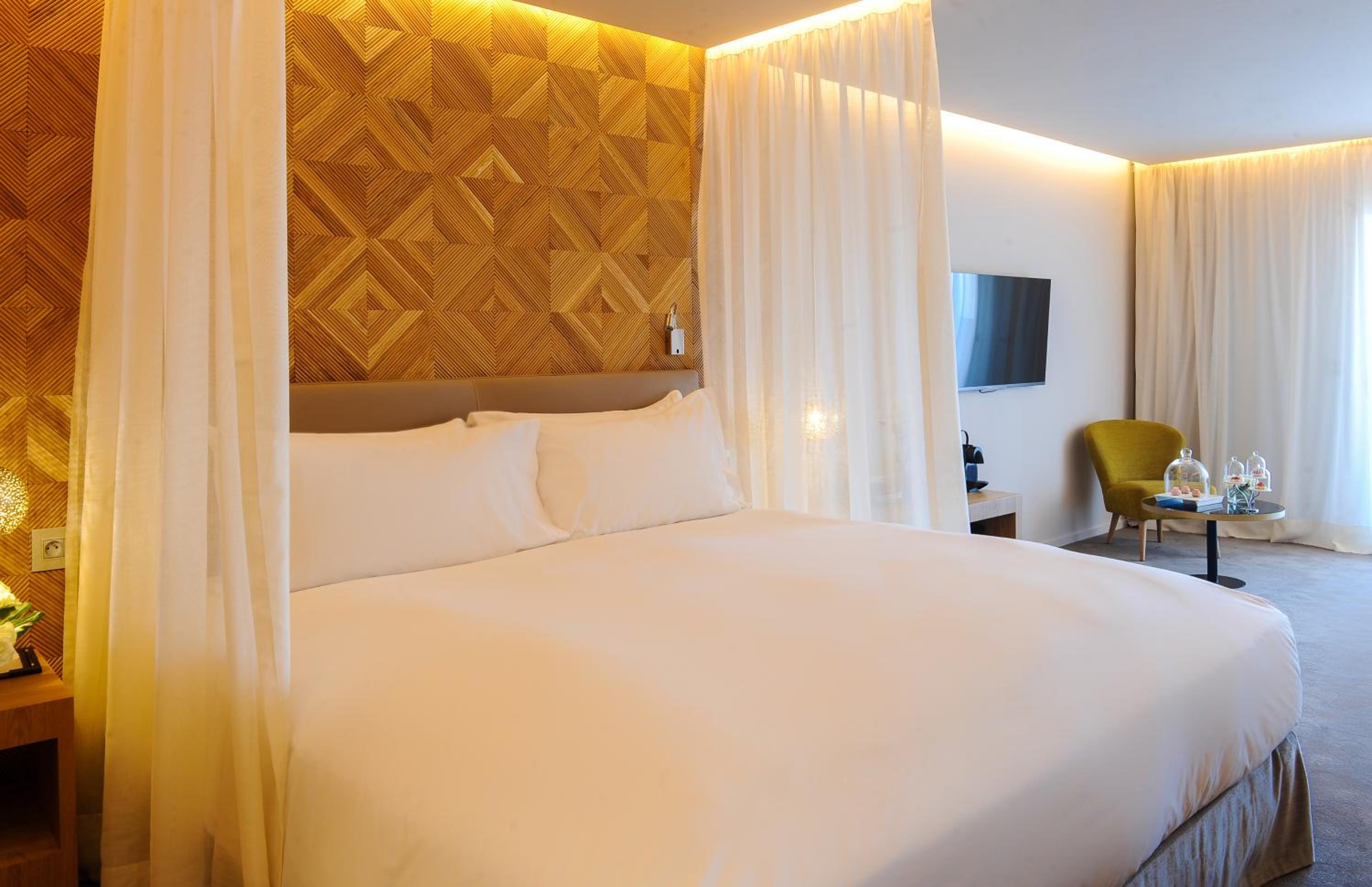 Contemporary, Junior Suite, King Bed, Mountain and Pool View