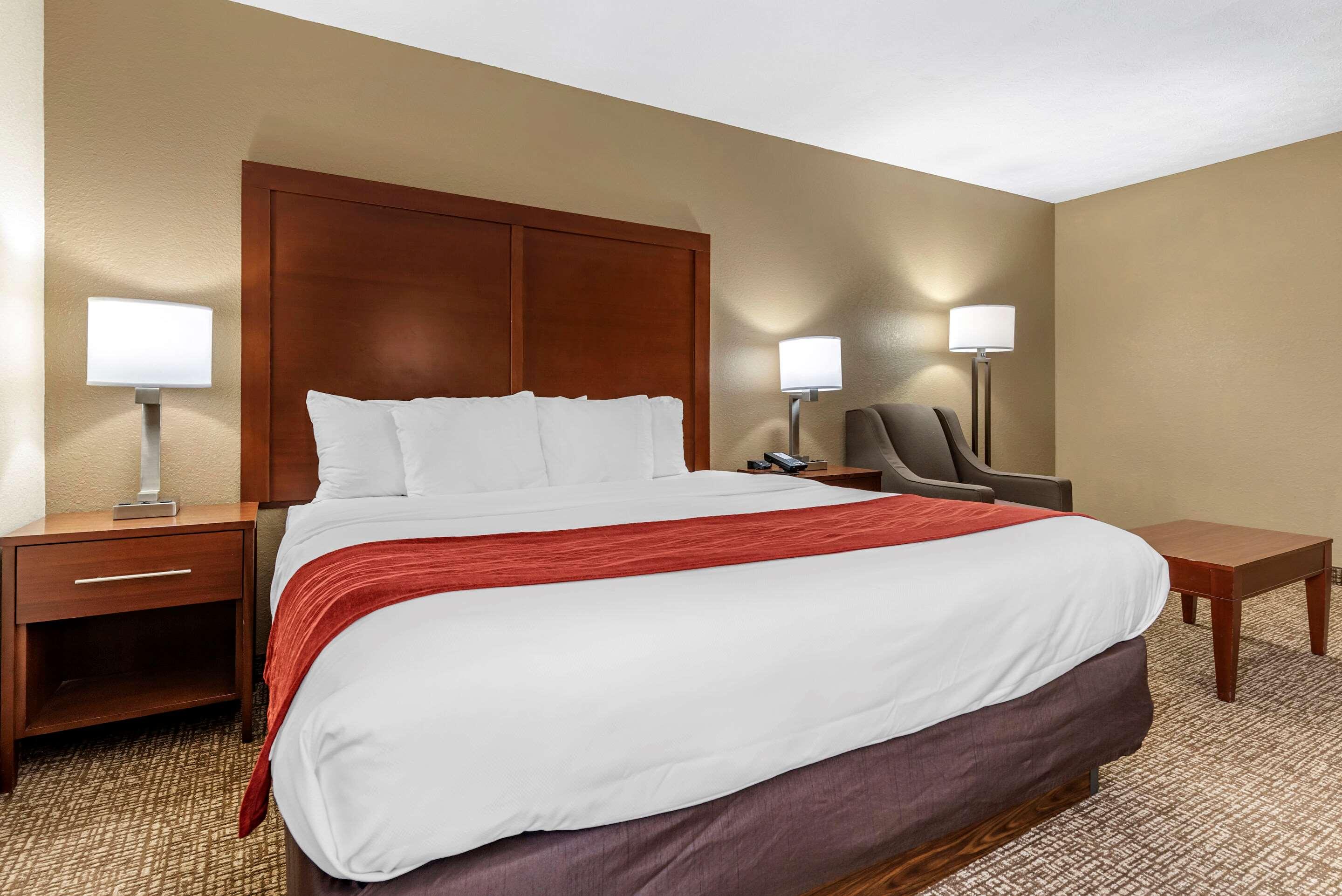 ROOM, KING BED
