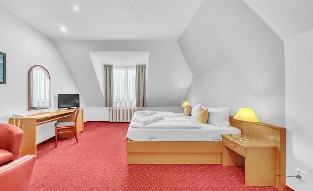 Lazensky hotel Pyramida I 47/90
