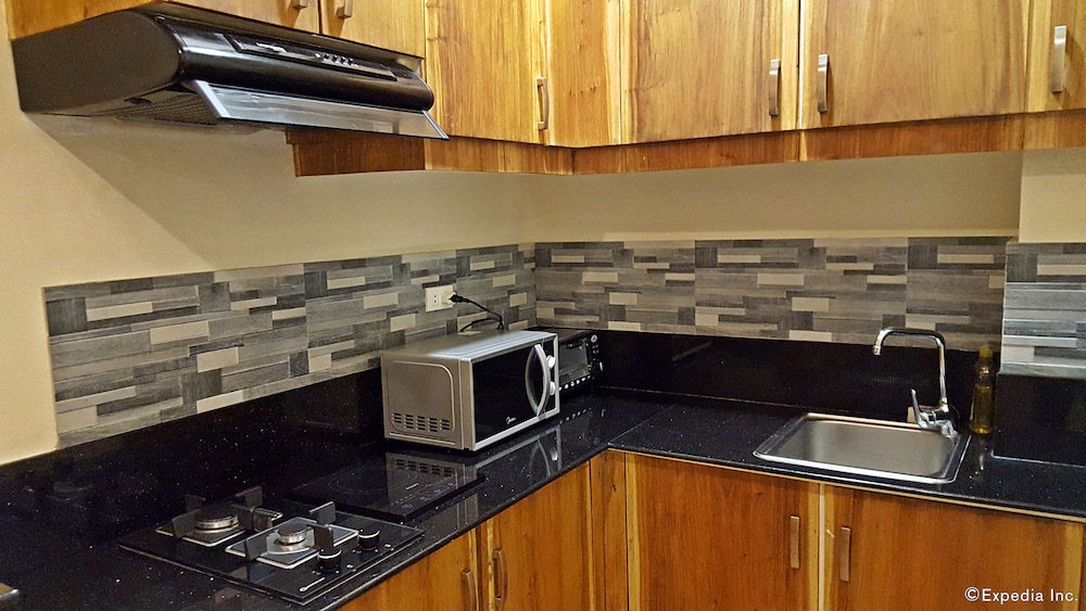 Golden Gate Suites 52/65