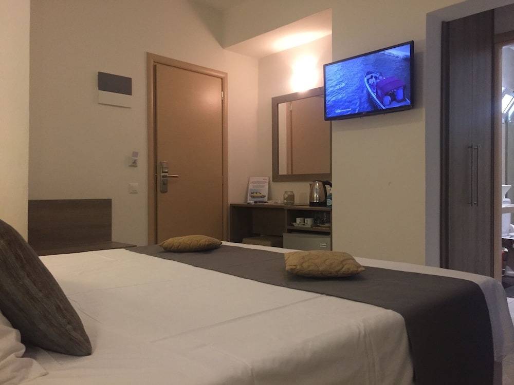 DOUBLE ROOM