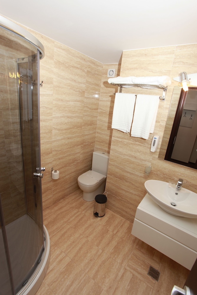 West Plaza Hotel 17/39