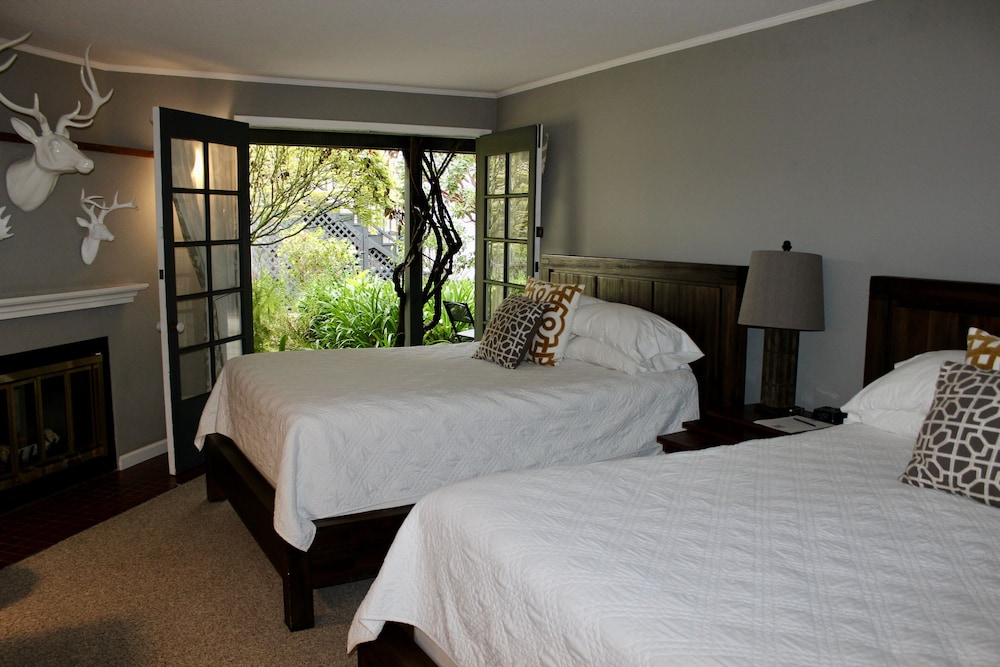 STANDARD, 2 QUEEN BEDS
