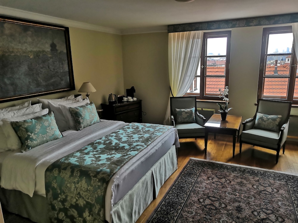 GRAND, DELUXE, DOUBLE OR TWIN BED