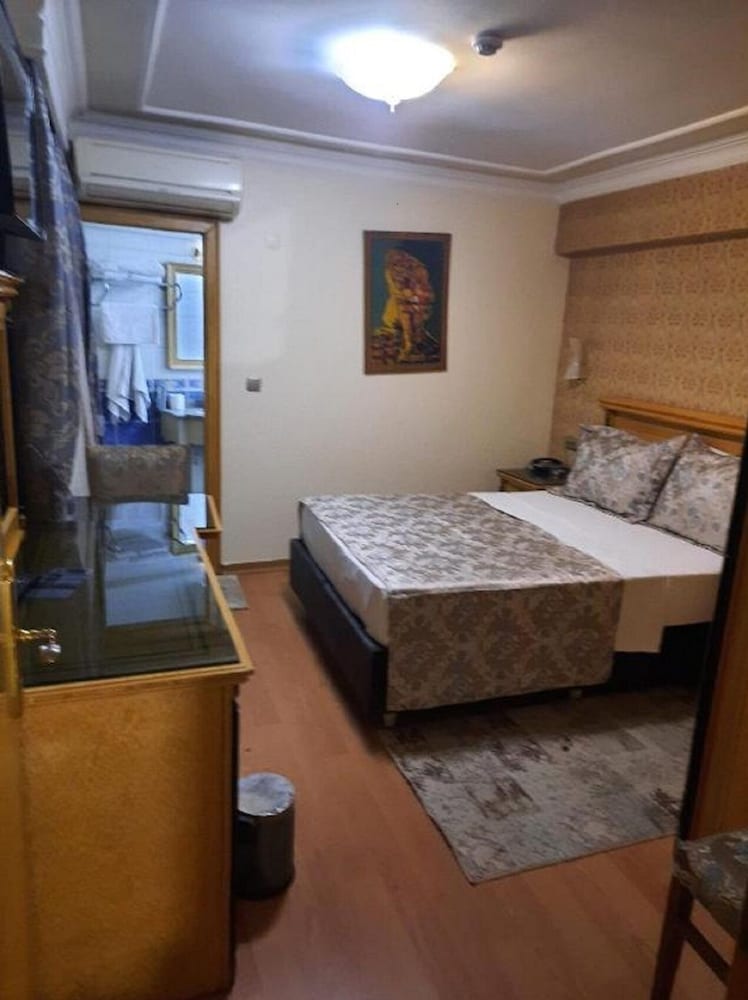 ROOM, SINGLE