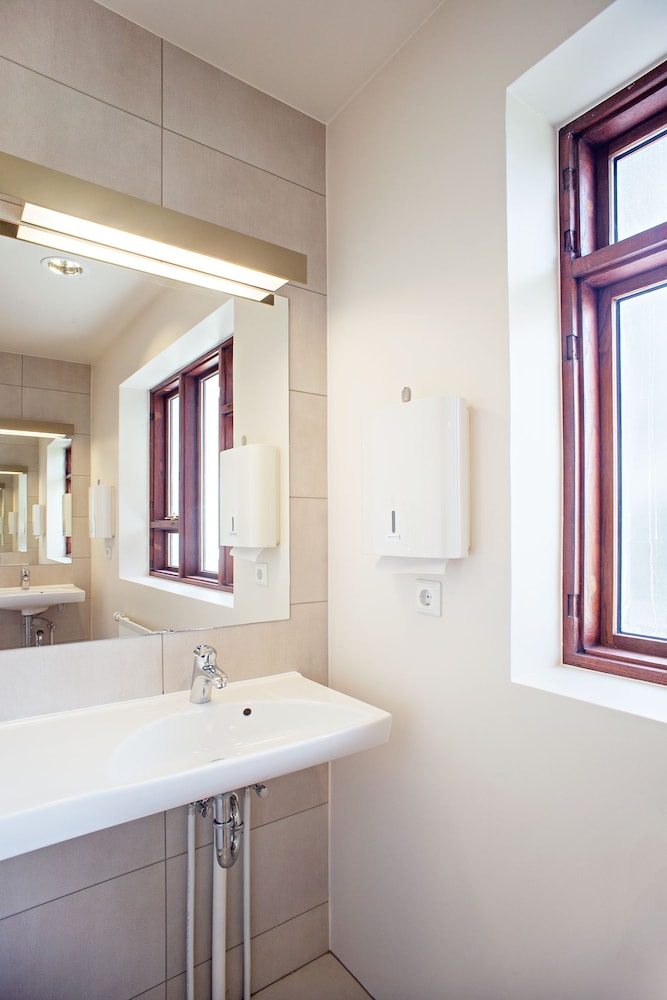 BASIC, TWIN BEDS, SHARED BATHROOM