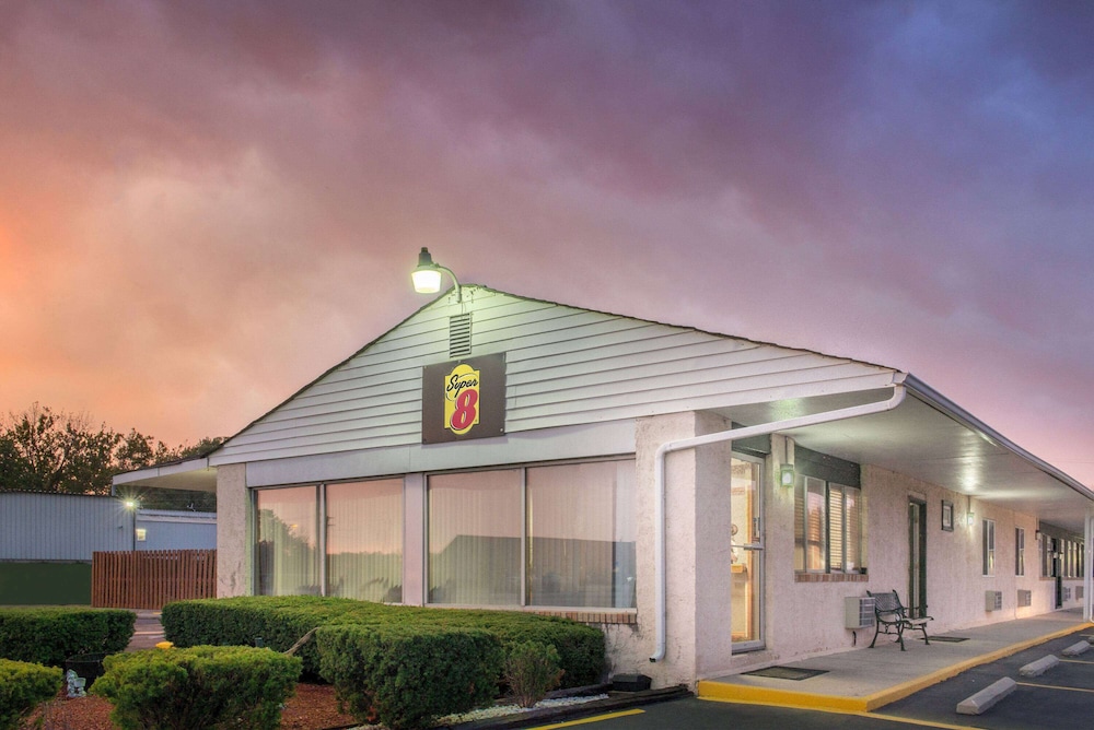 Super 8 By Wyndham Centerville-Richmond 3/21