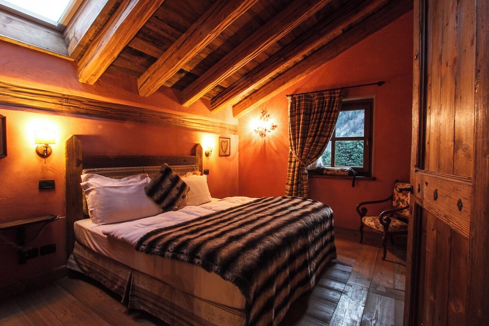 3 BEDROOMS, DELUXE, CHALET