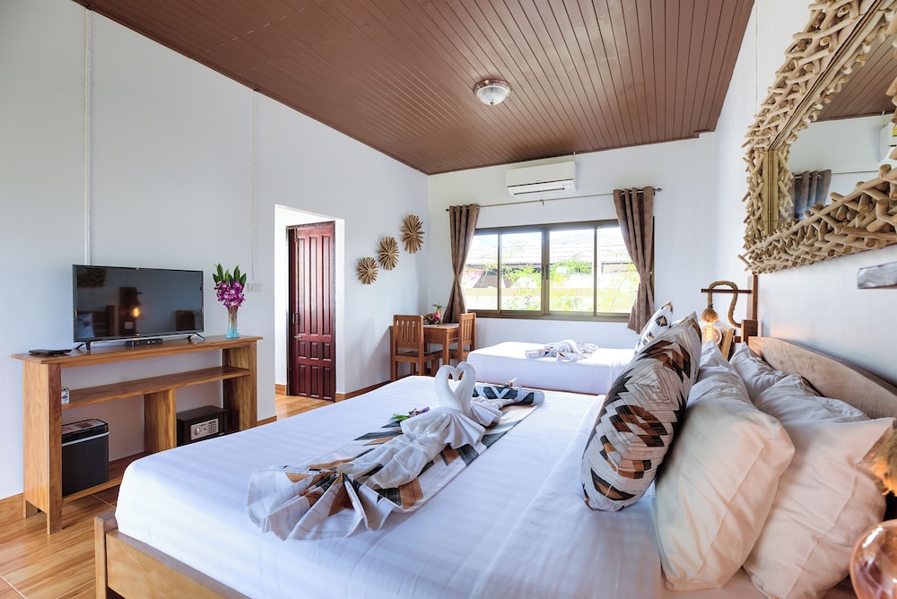 Deluxe, King Bed, Resort View, Kitchenette