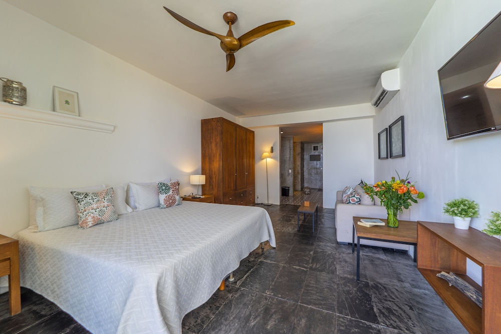 Suites At Sapphire Ocean Club 8/30