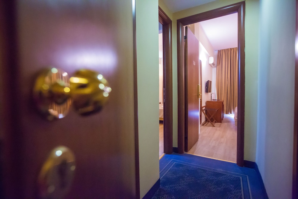 Marina Athens Hotel 33/58