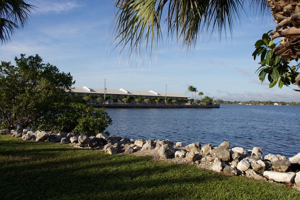 PALM BEACH WATERFRONT SUITES 62/67