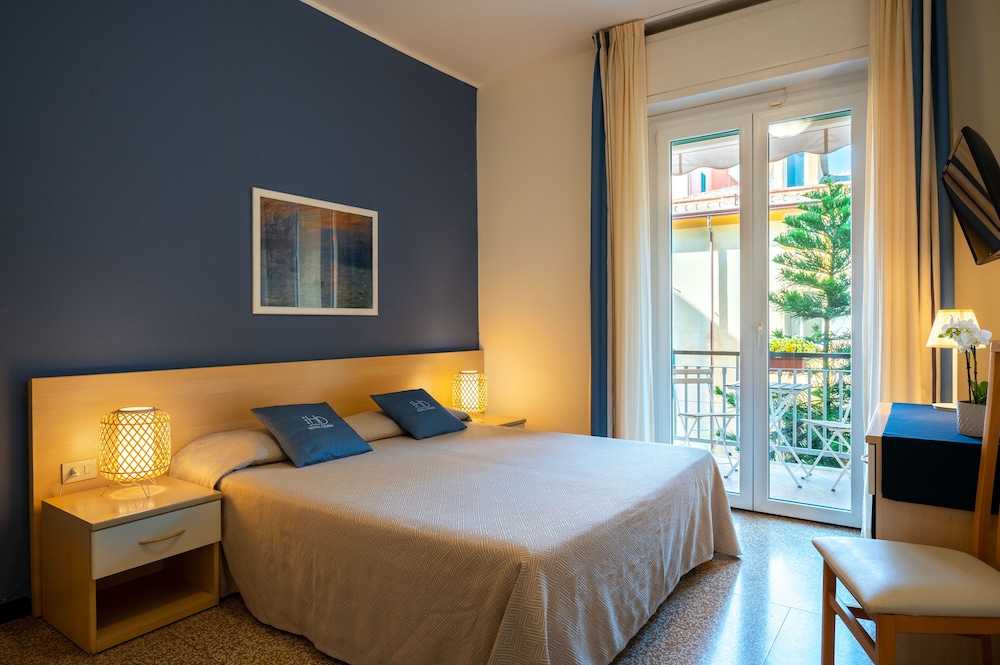 1 BEDROOM, STANDARD, DOUBLE OR TWIN BED, BALCONY
