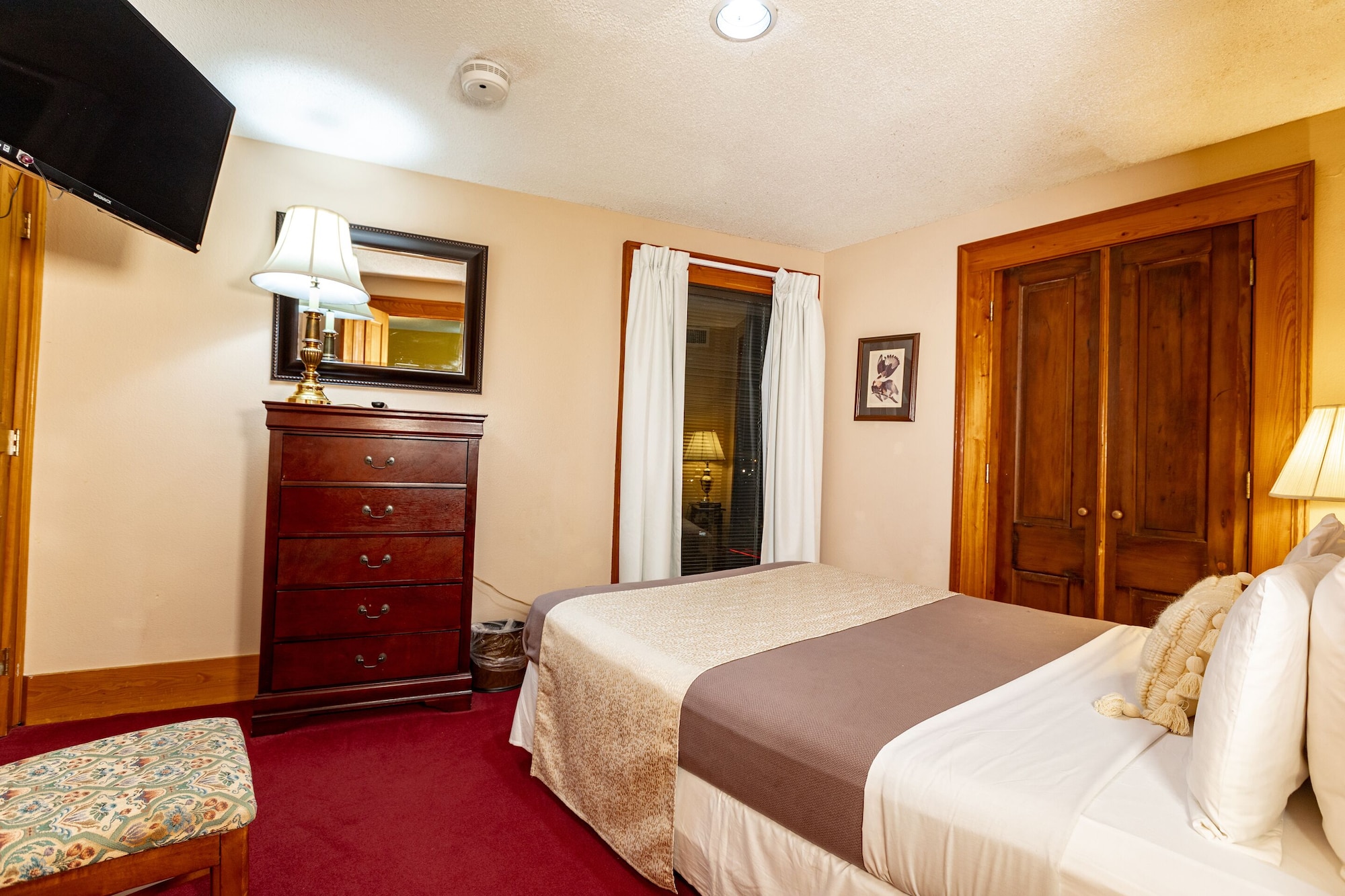 2 BEDROOMS, CONDO, SUPERIOR, KITCHENETTE
