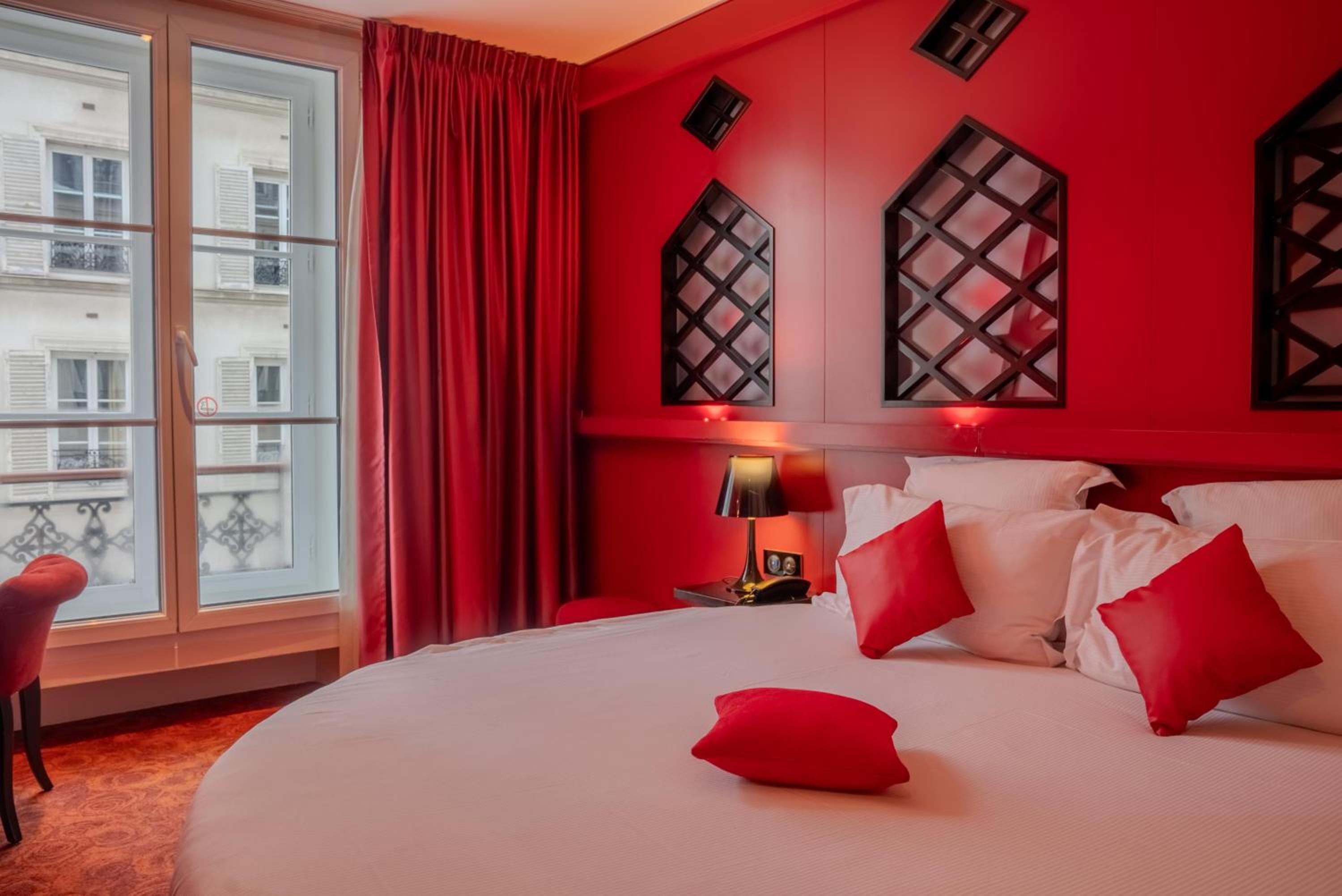 Moulin Rouge, King Bed, Round Bed, Hot Tub