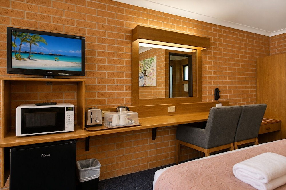 ROYAL PALMS MOTOR INN 65/76