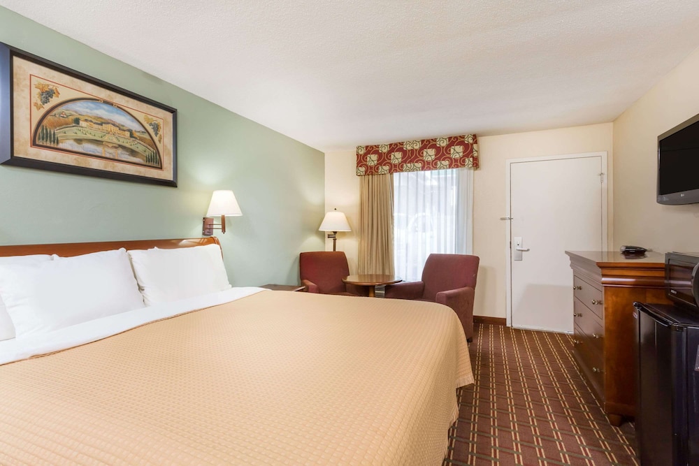 Red Roof Inn Orangeburg 9/34