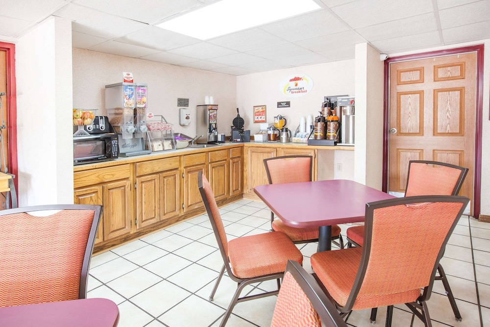 Super 8 By Wyndham Clinton 11/15
