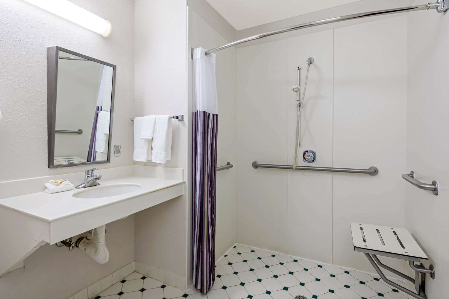 La Quinta Inn Suites Macon 44/45