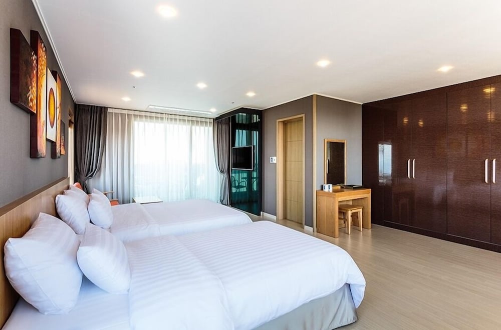 Rich Hotel 10/50
