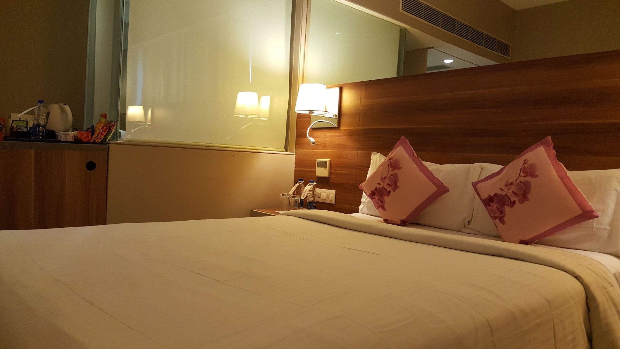 DELUXE, QUEEN BED, CITY VIEW