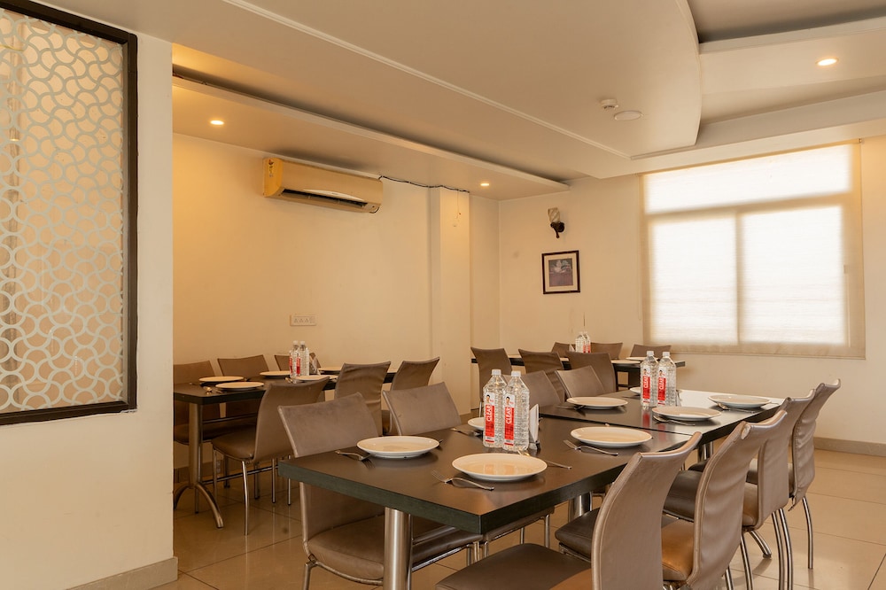 Fabhotel Signature Inn 42/50