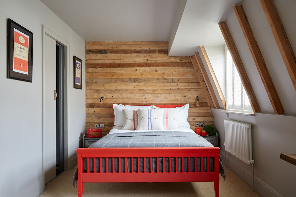 ROOM, DOUBLE BED
