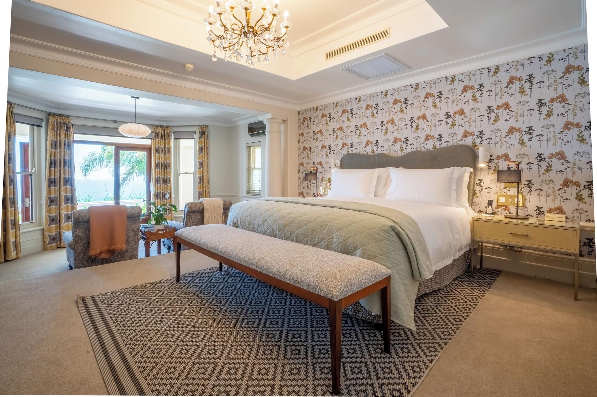 Suite, House