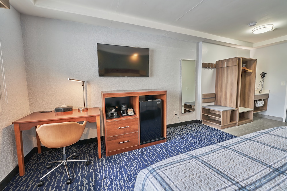 Hyannis Plaza Hotel 54/63