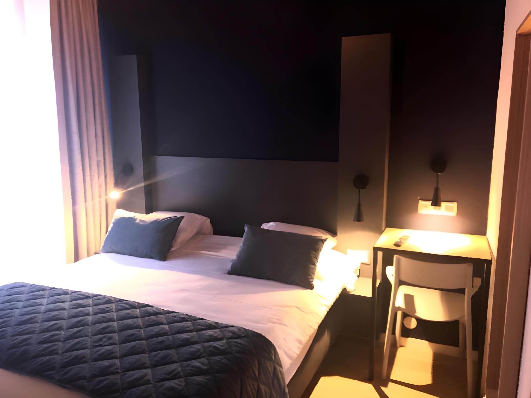 TYPE A, QUEEN BED