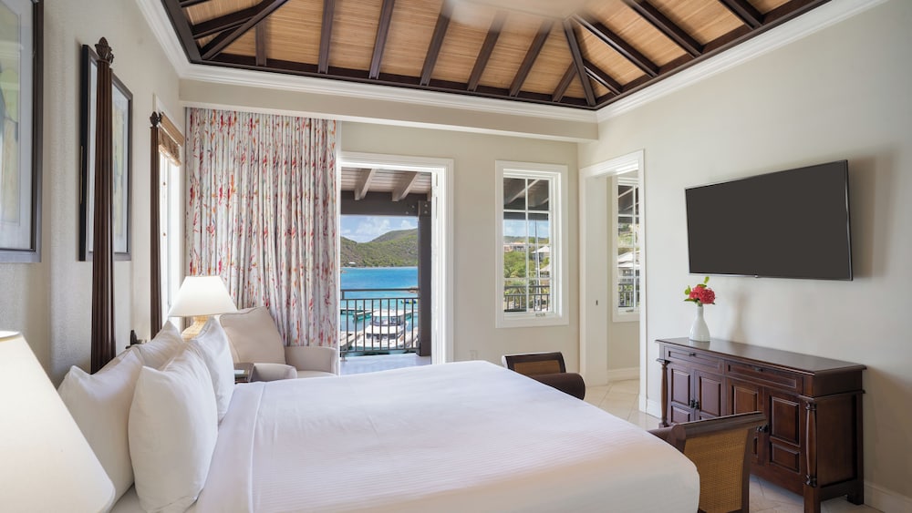 جناح بسرير كينج بغرفة نوم واحدة مع أريكة