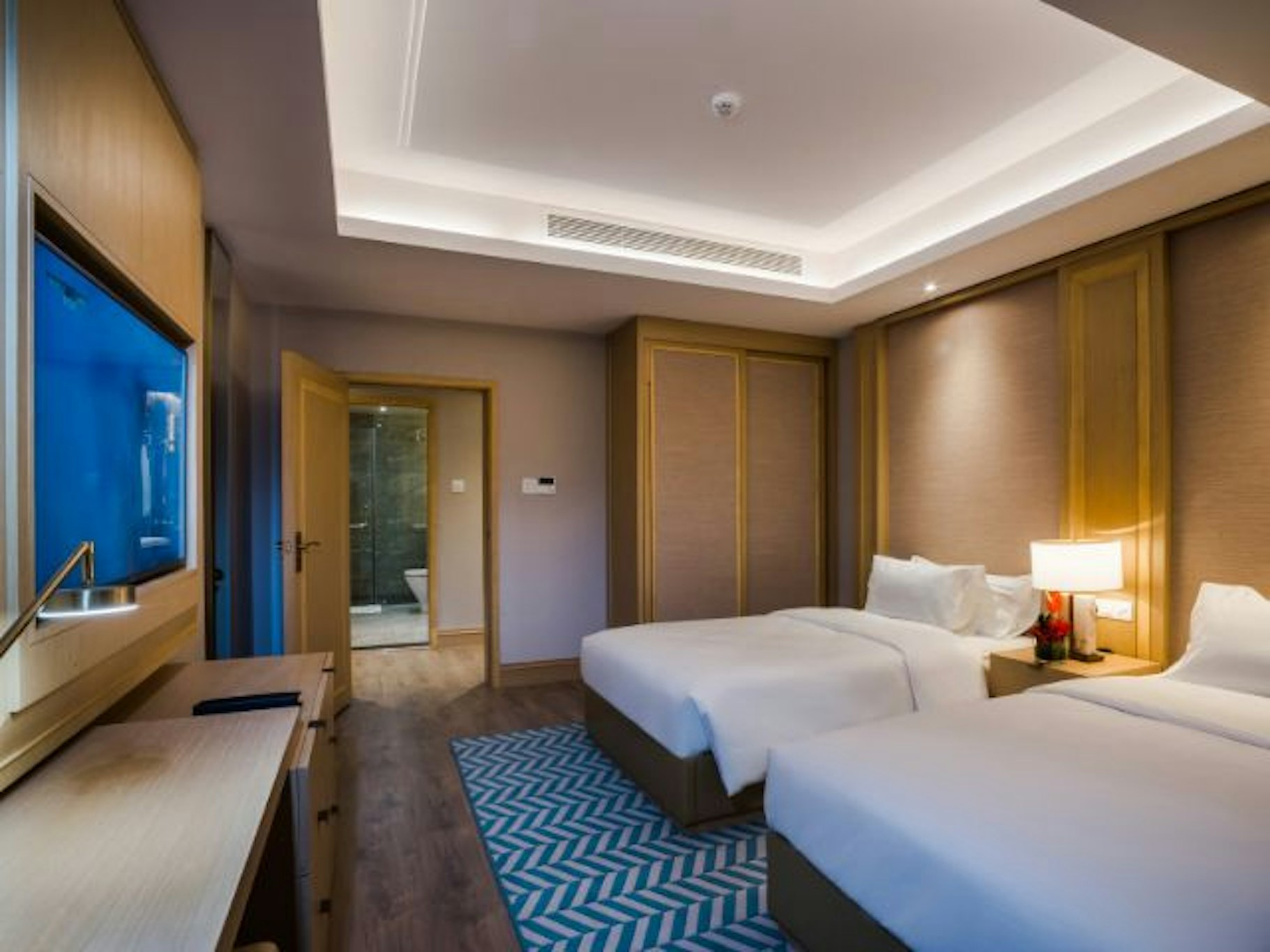 2 Bedrooms, Suite, 2 Bathrooms