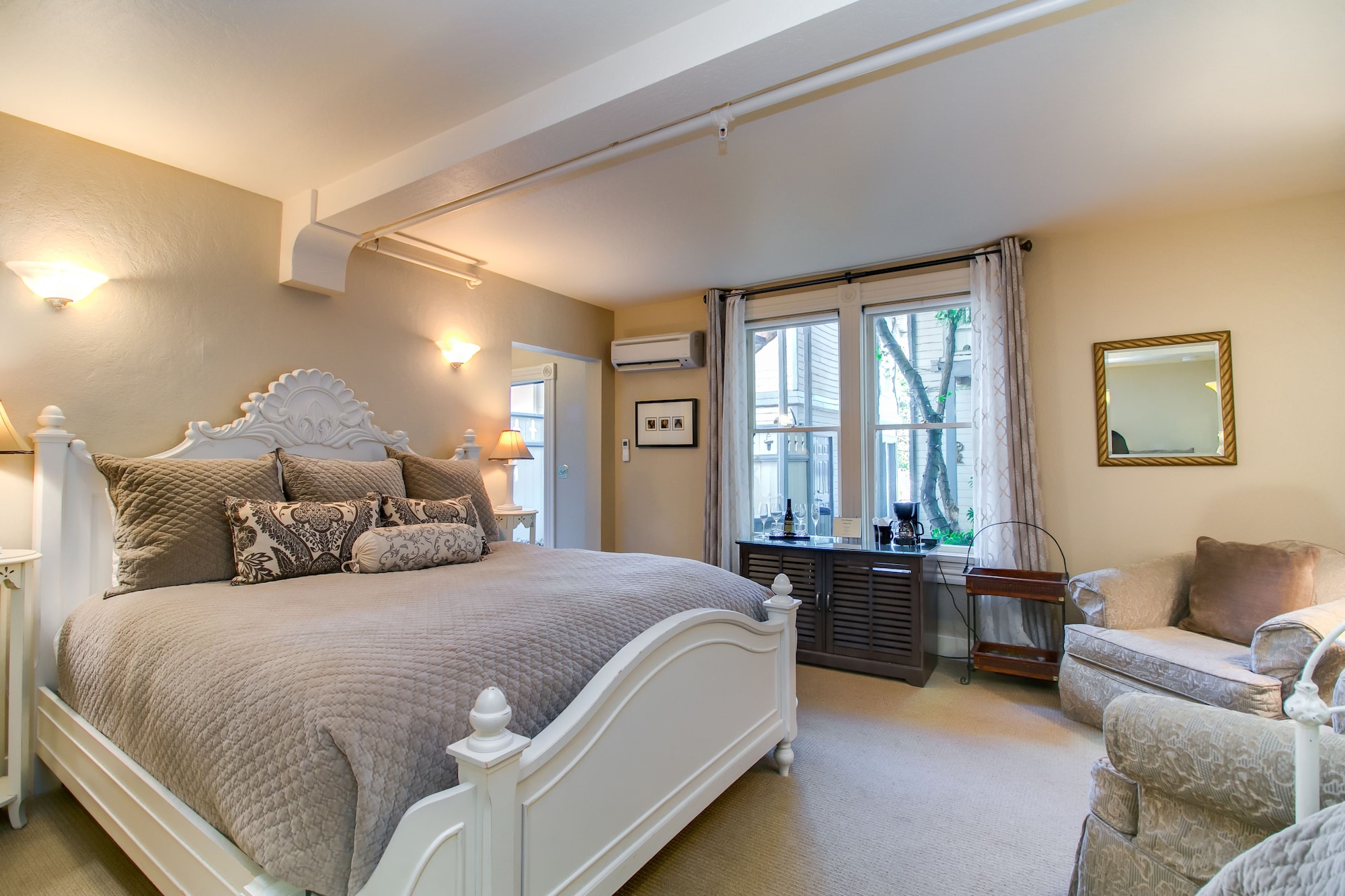 غرفة بسرير كينج، Winchester Inn 2/3