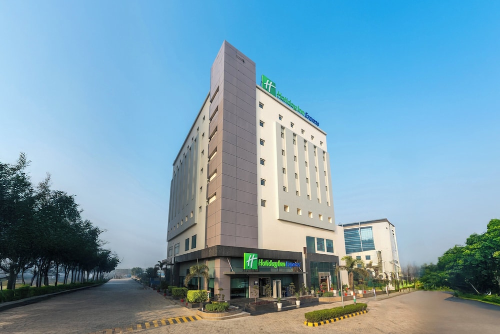 Holiday Inn Express Greater Noida Knowledge Park 1/50