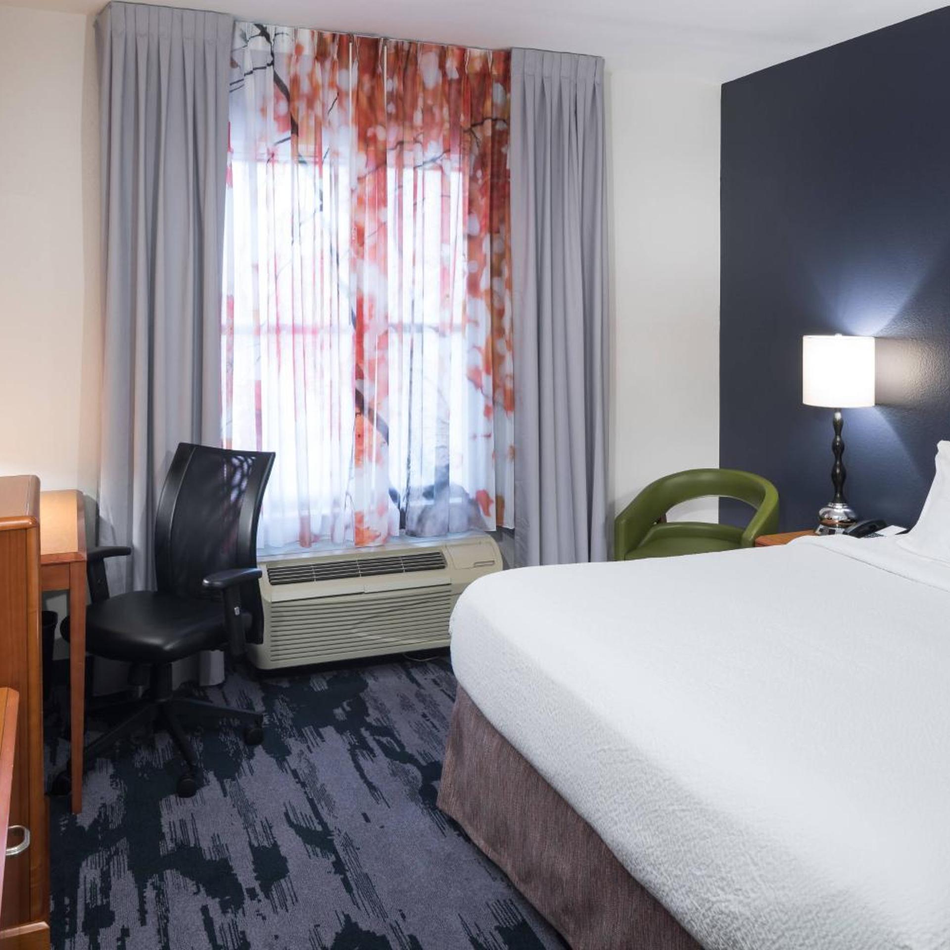 غرفة بسرير كينج بحوض استحمام لذوي الإعاقة، Fairfield Inn And Suites Orlando At Seaworld 2/10