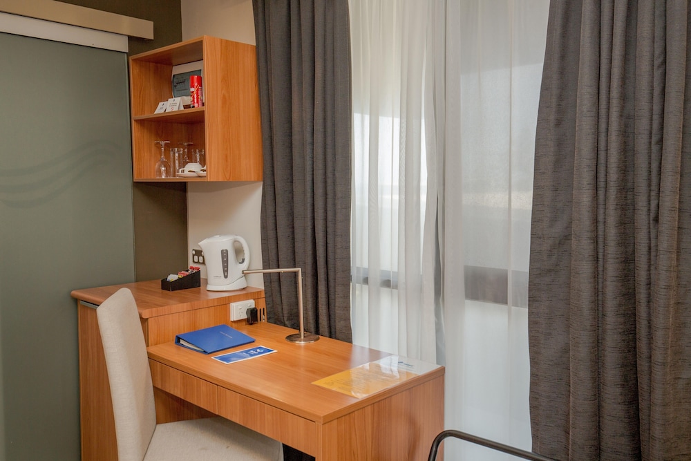 Ela Beach Hotel And Apartments 8/32