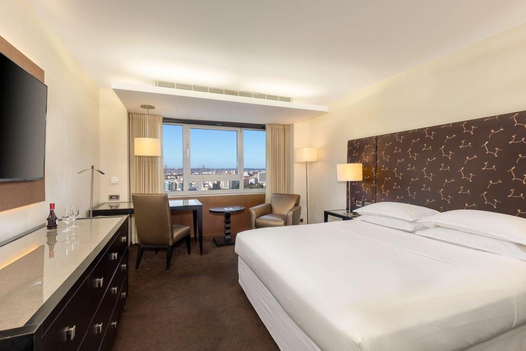Guest Room, Premium, Queen Bed, Pool Access, High Floor